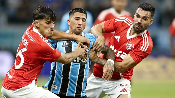 Cristian Olivera, atacante do Grêmio em partida pel campeonato brasileiro (Foto: Pedro H. Tesch/Getty Images)