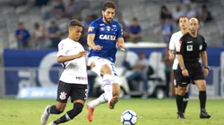 Lucas silva, do Cruzeiro disputa lance com Pedrinho. Foto: Marcelo Alvarenga/AGIF
