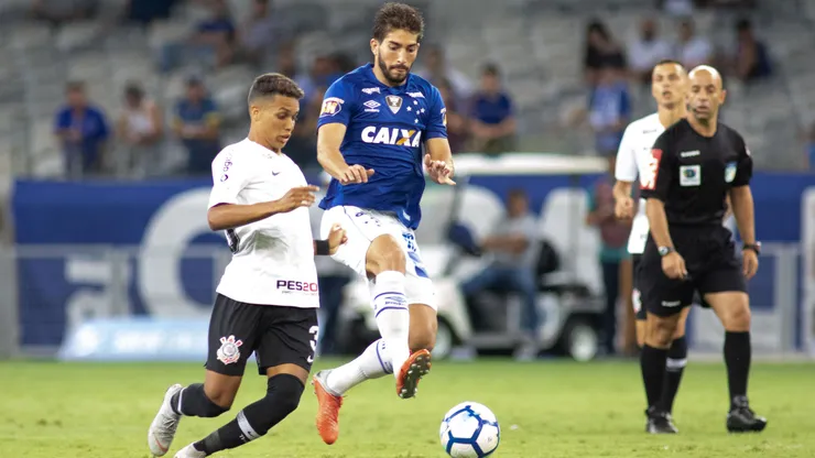 Lucas silva, do Cruzeiro disputa lance com Pedrinho. Foto: Marcelo Alvarenga/AGIF