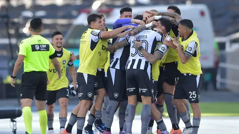 Jogadores do Botafogo comemoram gol. Foto: Thiago Ribeiro/AGIF