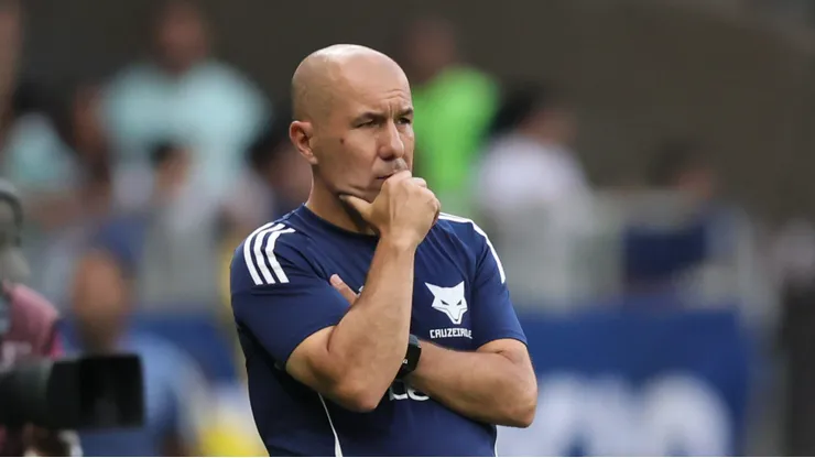 Leonardo Jardim busca reverter o placar. Foto: Gilson Lobo/AGIF