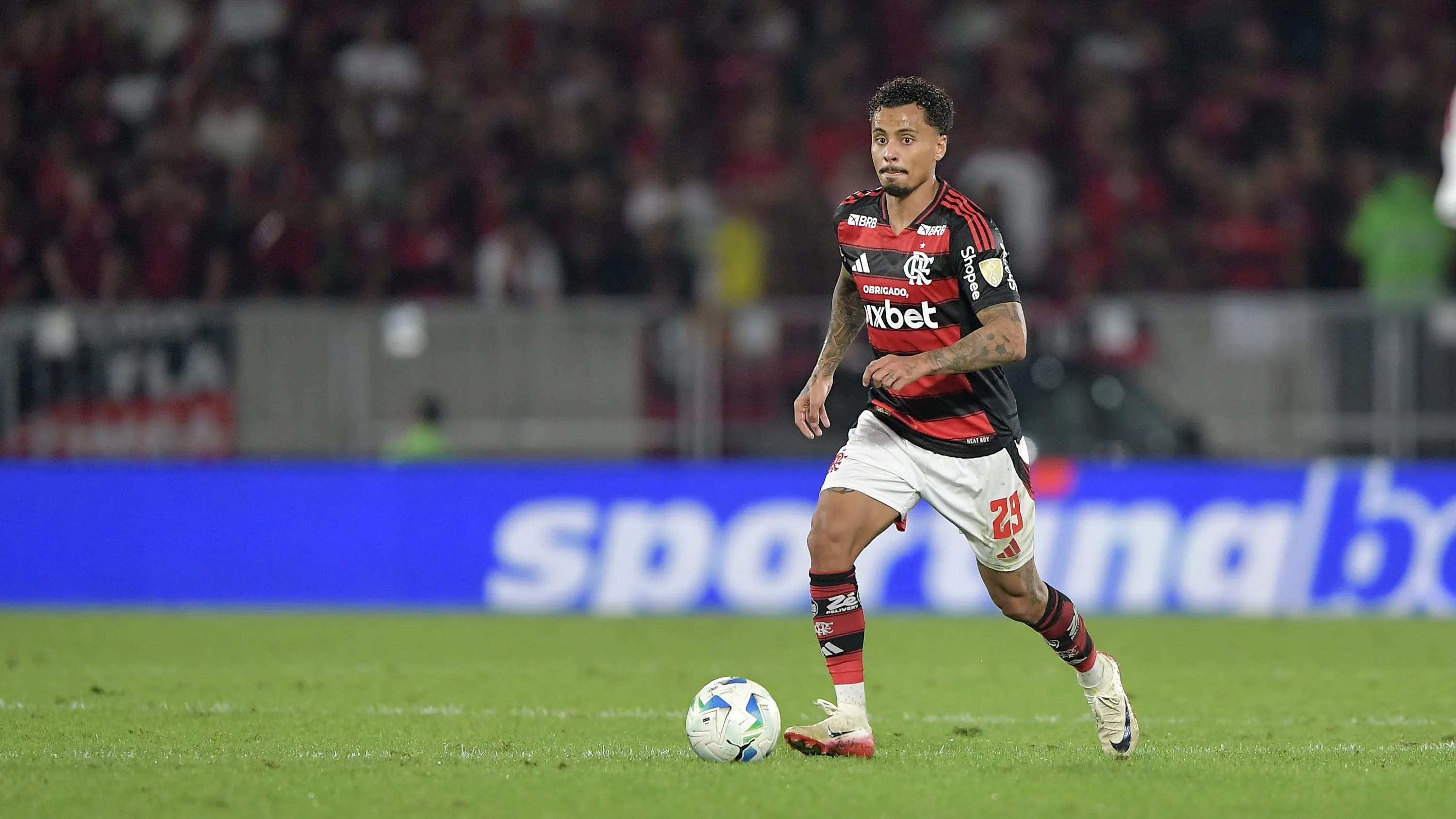 RJ – RIO DE JANEIRO – 13/08/2025 – COPA LIBERTADORES 2025, FLAMENGO X INTERNACIONAL – Allan jogador do Flamengo durante partida contra o Internacional no estadio Maracana pelo campeonato Copa Libertadores 2025. Foto: Thiago Ribeiro/AGIF