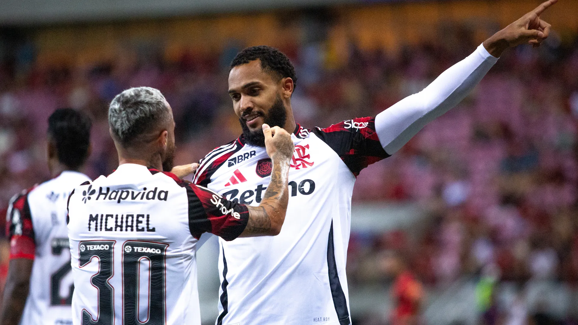 Juninho comemorando seu gol pelo Flamengo durante partida contra o Sport no estádio Arena Pernambuco pelo campeonato Brasileiro A 2025. Foto: Rafael Vieira/AGIF