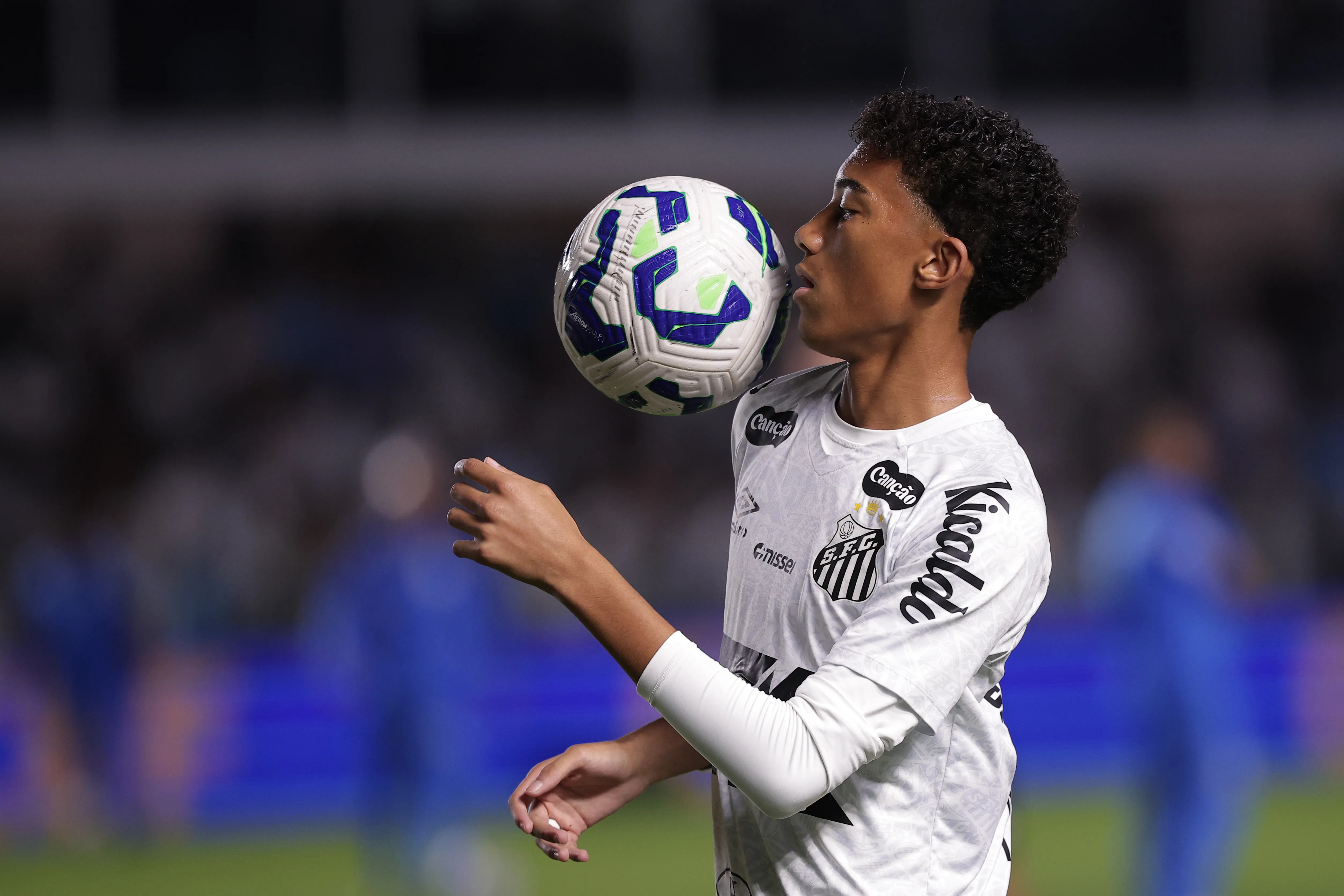 Robinho JR jogador do Santos durante aquecimento antes da partida contra o Palmeiras no estadio Vila Belmiro pelo campeonato Brasileiro A 2025. Foto: Ettore Chiereguini/AGIF