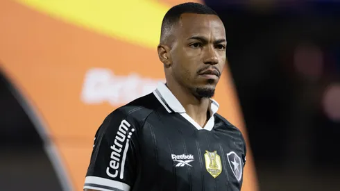 SP - BRAGANCA PAULISTA - 06/08/2025 - COPA DO BRASIL 2025, BRAGANTINO X BOTAFOGO - Marlon Freitas jogador do Botafogo deixa o campo apos partida contra o Bragantino no estadio Cicero De Souza Marques pelo campeonato Copa Do Brasil 2025. Foto: Joisel Amaral/AGIF