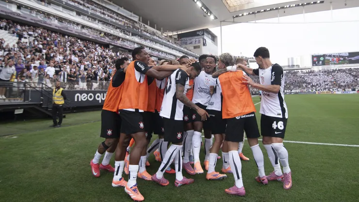 SP - SAO PAULO - 07/12/2025 - BRASILEIRO A 2025, CORINTHIANS X JUVENTUDE - Jose Martinez jogador do Corinthians comemora seu gol com jogadores da sua equipe durante partida contra o Juventude no estadio Arena Corinthians pelo campeonato Brasileiro A 2025. Foto: Anderson Romao/AGIF