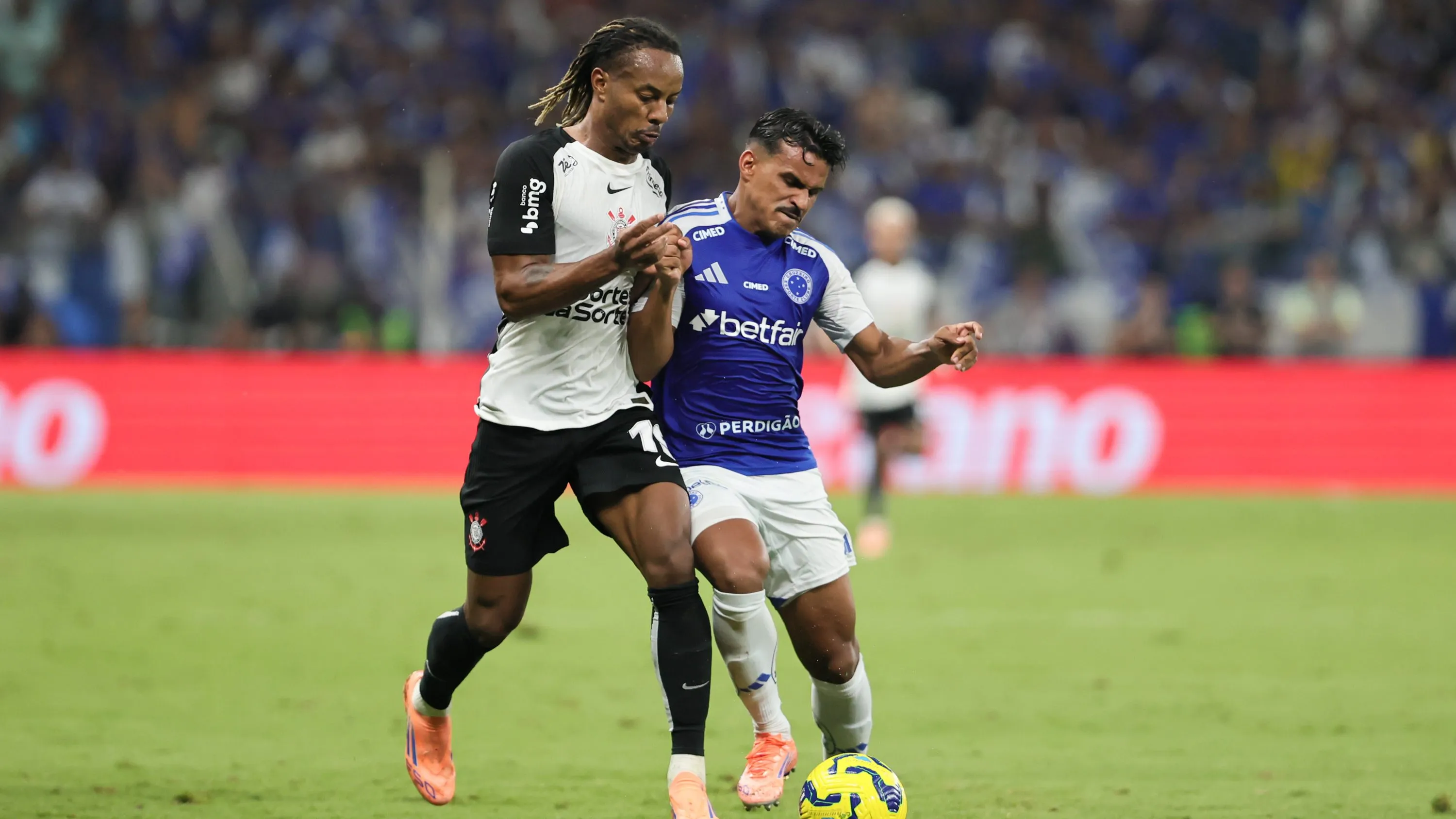 Kaiki Bruno jogador do Cruzeiro disputa lance com Carrillo jogador do Corinthians durante partida no estadio Mineirao pelo campeonato Copa Do Brasil 2025. Foto: Gilson Lobo/AGIF