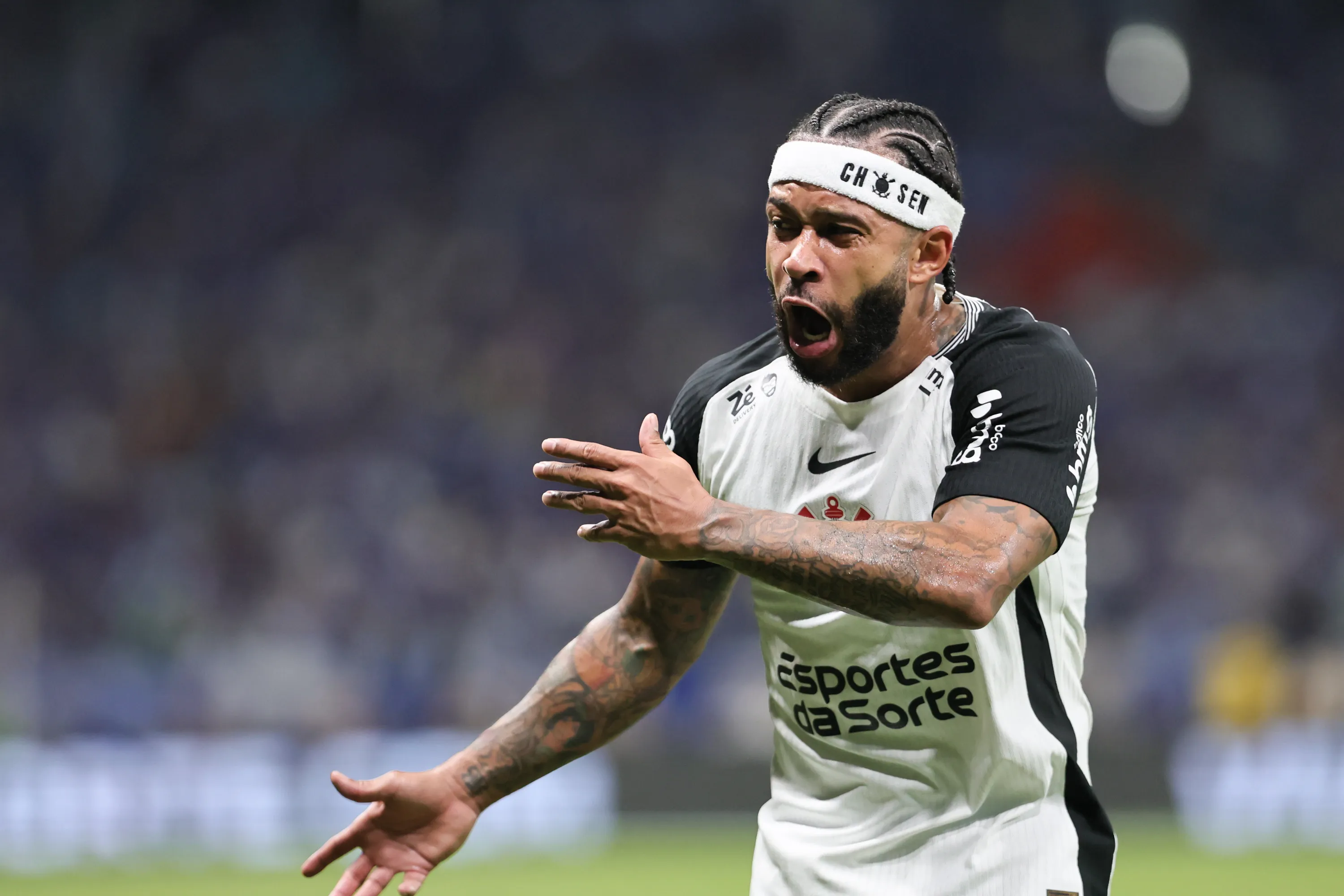 Memphis Depay marcou o gol do Corinthians no jogo de dia da semifinal da Copa do Brasil. Foto: Gilson Lobo/AGIF