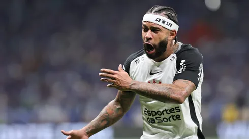 Memphis Depay em campo pelo Corinthians. Foto: Gilson Lobo/AGIF