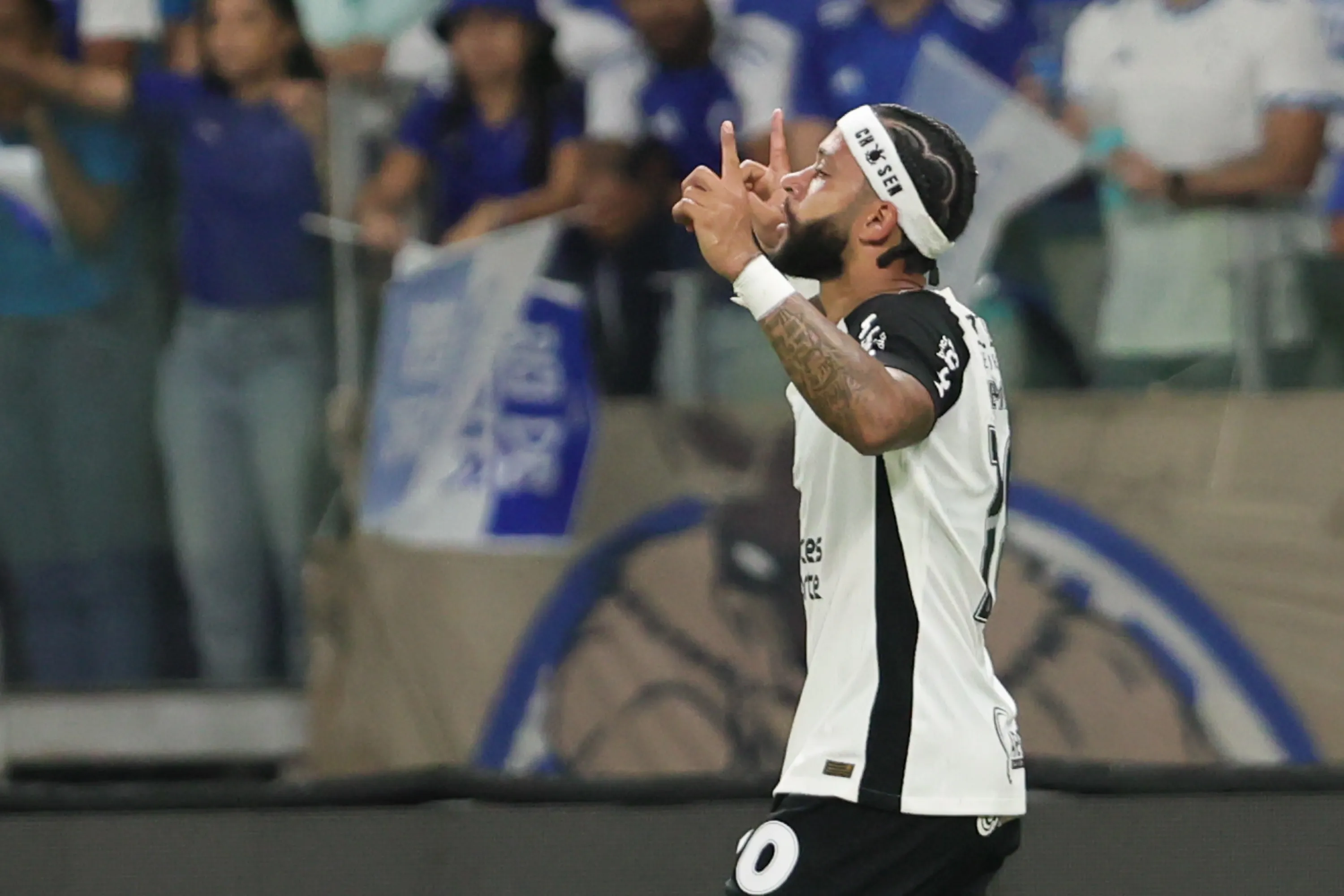 Depay comemora seu gol contra o Cruzeiro. Foto: Gilson Lobo/AGIF