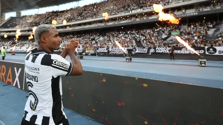 Cuiabano durante sua despedida após Botafogo x Fortaleza. Foto: Vitor Silva/Botafogo.