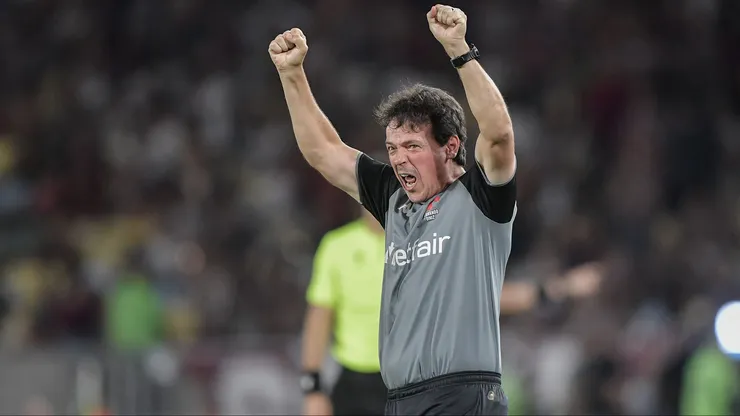 Fernando Diniz, técnico do Vasco, durante partida contra o Fluminense no estadio Maracana pelo campeonato Copa Do Brasil 2025. Foto: Thiago Ribeiro/AGIF