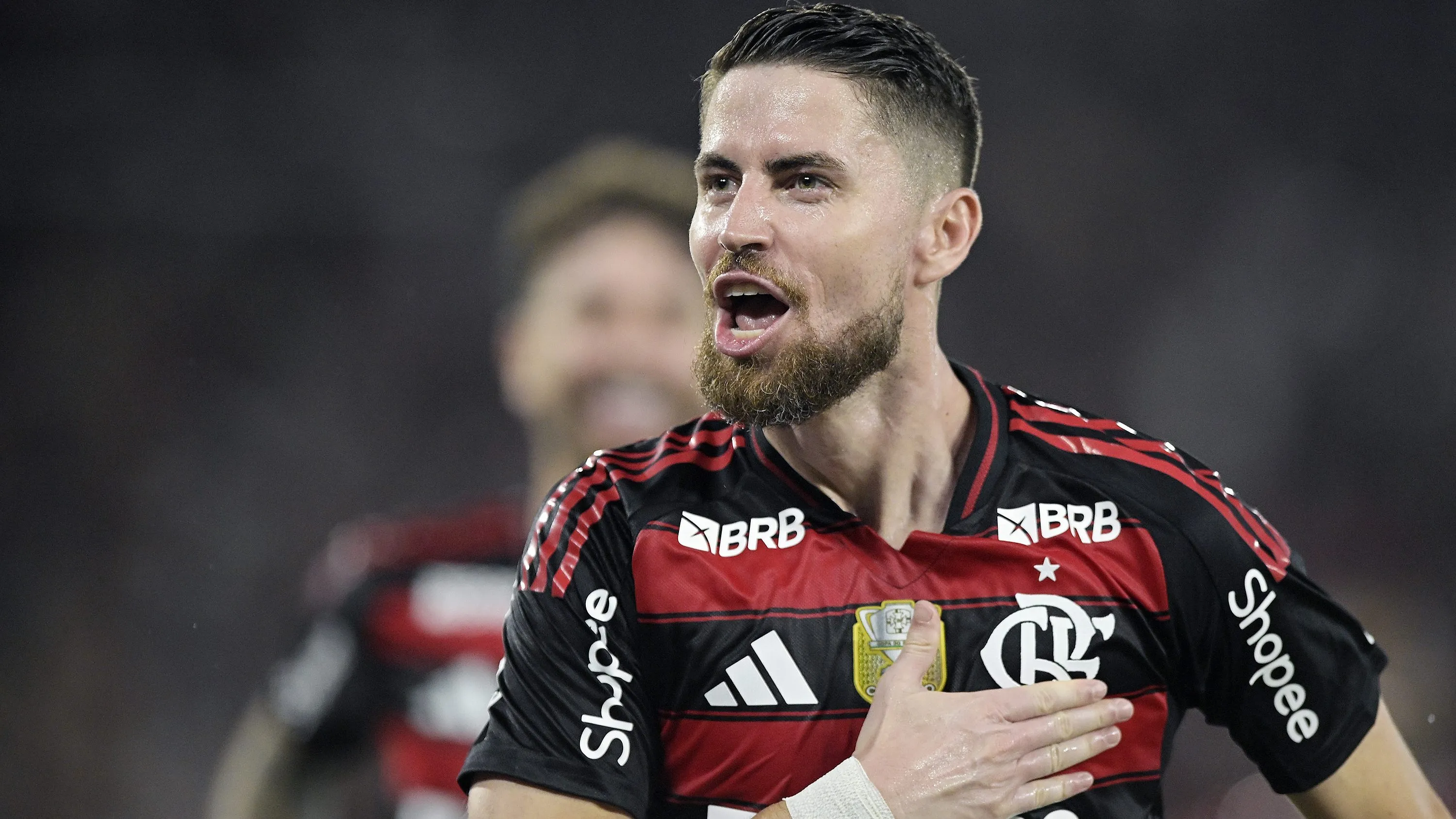 Jorginho ganhou o maior destaque na impremsa francesa entre os jogadores do Mengão – Foto: Alexandre Loureiro/AGIF