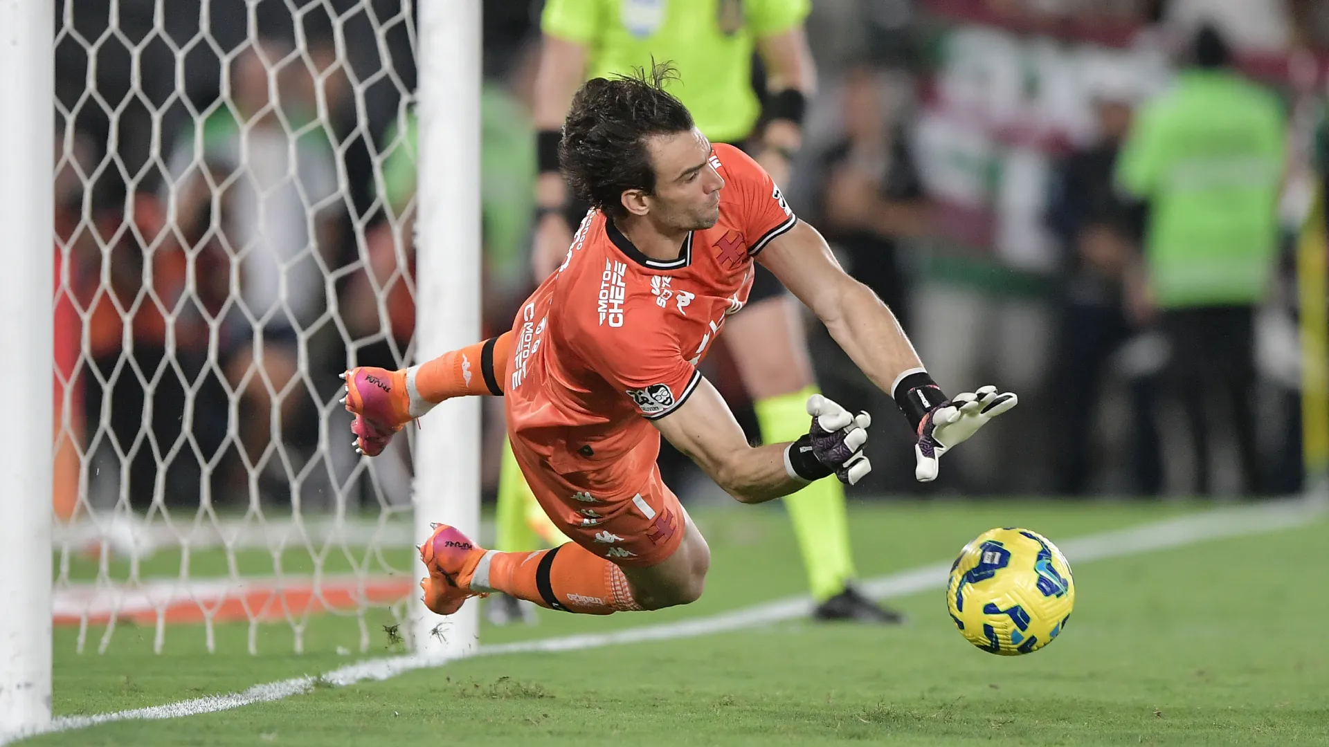 Léo Jardim durante as penalidades máximas no Maracanã – Foto: Thiago Ribeiro/AGIF