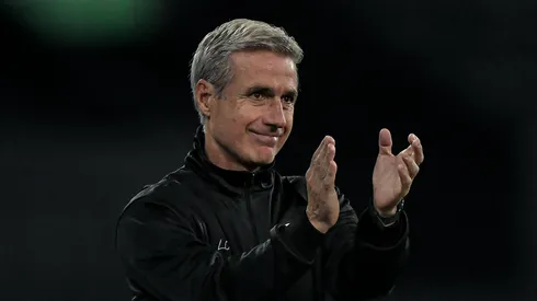 Luís Castro deve receber um meia como primeira contratação