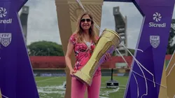 Leila posa com a taça do Paulistão Feminino - Foto: Instagram Reprodução/@leilapereira