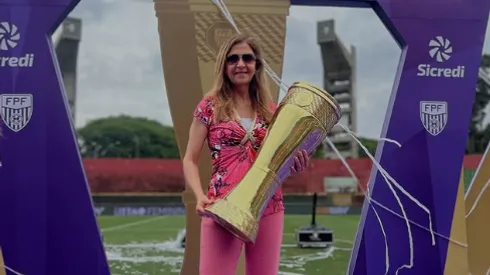 Leila posa com a taça do Paulistão Feminino – Foto: Instagram Reprodução/@leilapereira