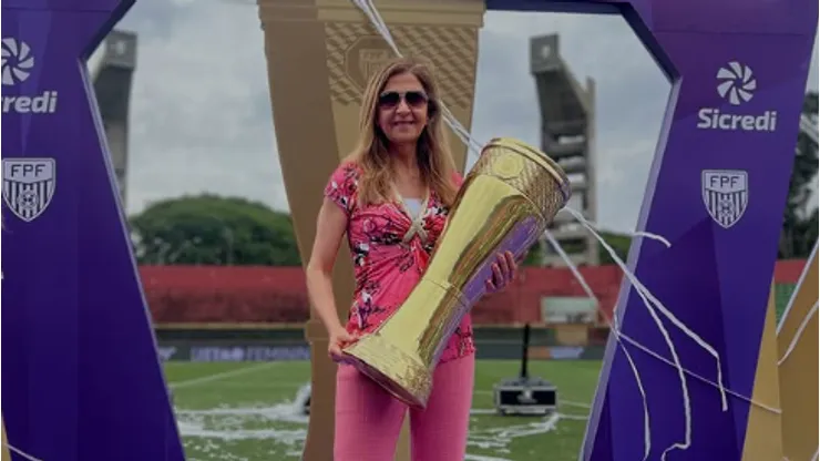 Leila posa com a taça do Paulistão Feminino - Foto: Instagram Reprodução/@leilapereira