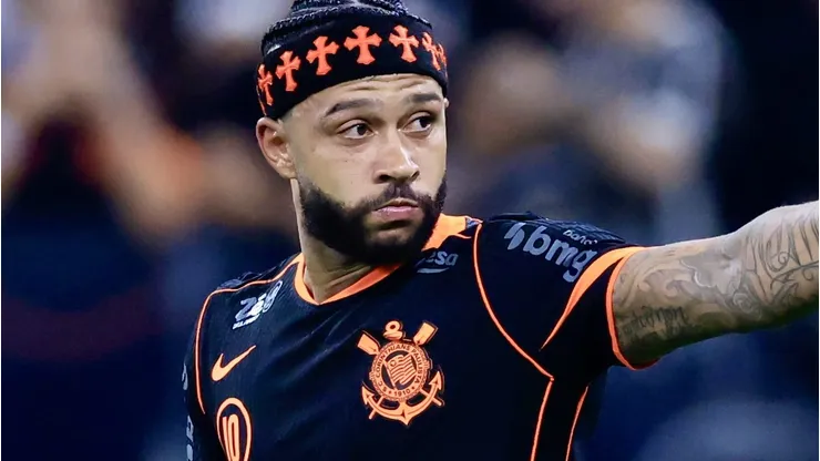 Memphis Depay comemorou a classificação do Timão.