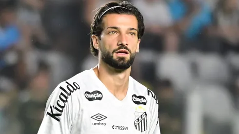 Lautaro Díaz no Santos. Foto: Jota Erre/AGIF