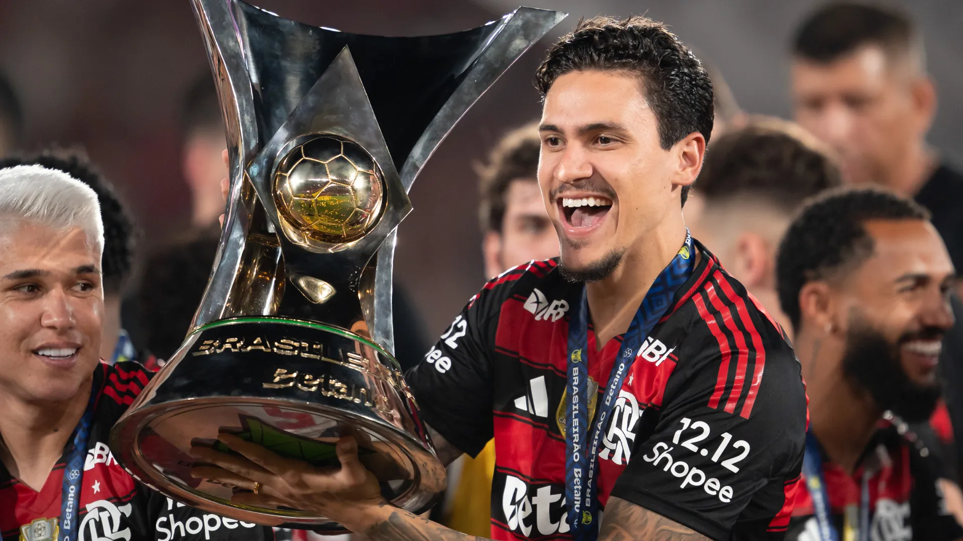 Pedro levantando a taça do Campeonato Brasileiro – Foto: Jorge Rodrigues/AGIF