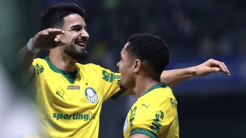 SP - SAO PAULO - 15/10/2025 - BRASILEIRO A 2025, PALMEIRAS X BRAGANTINO - Vitor Roque jogador do Palmeiras comemora seu gol com Flaco Lopez jogador da sua equipe durante partida contra o Bragantino no estadio Arena Allianz Parque pelo campeonato Brasileiro A 2025. Foto: Marcello Zambrana/AGIF