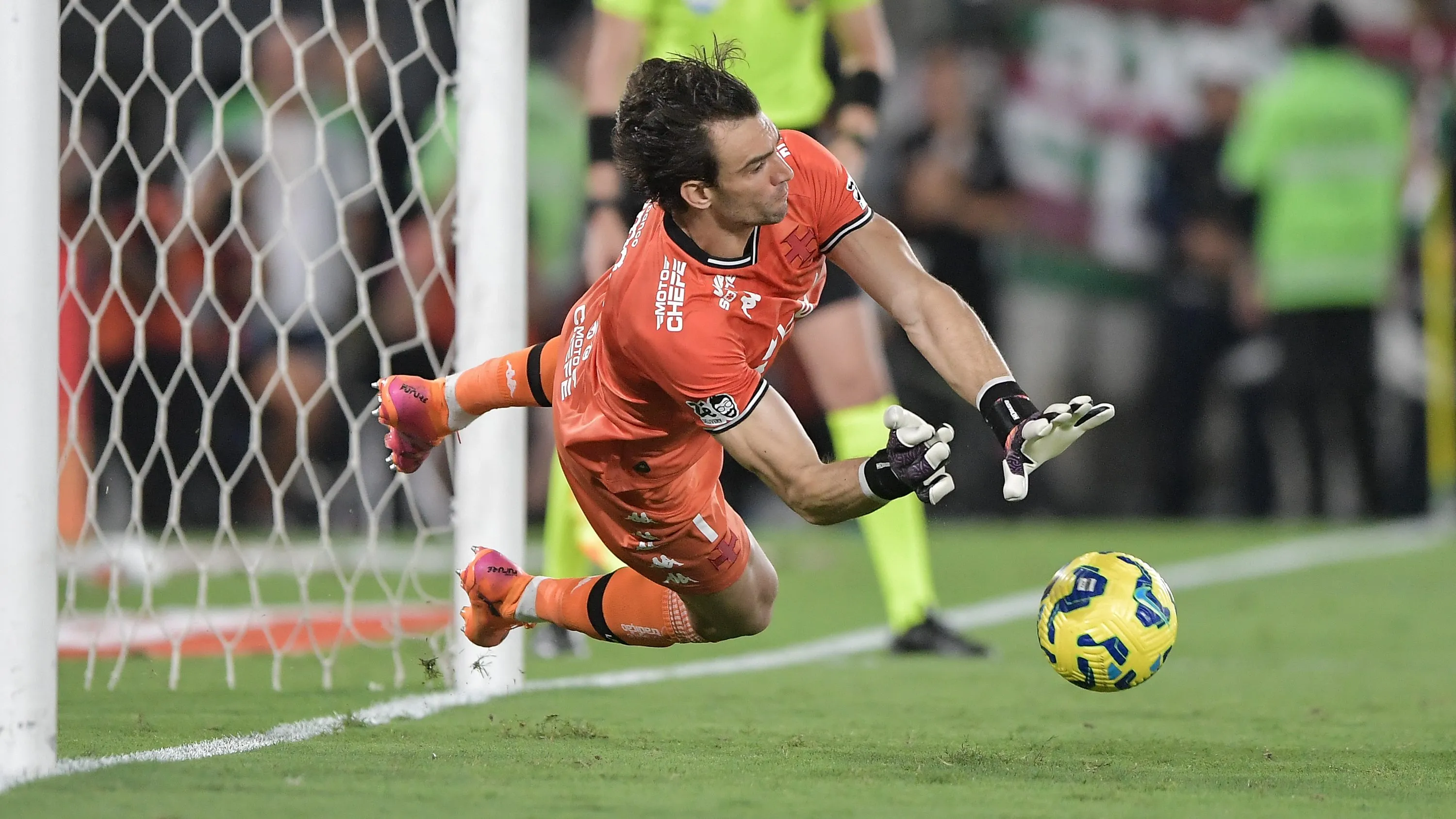 Leo Jardim defende penalti durante partida contra o Fluminense no Maracanã – Foto: Thiago Ribeiro/AGIF