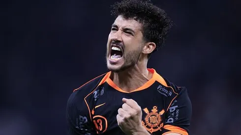 Gustavo Henrique vibra após cobrança do pênalti na Neo Química Arena