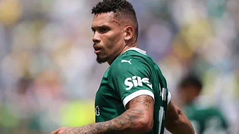 PHILADELPHIA, PENNSYLVANIA - JUNE 28: Paulinho #10 of Palmeiras looks on during the FIFA Club World Cup 2025 round of 16 match between SE Palmeiras and Botafogo FR at Lincoln Financial Field on June 28, 2025 in Philadelphia, Pennsylvania. (Photo by Francois Nel/Getty Images)