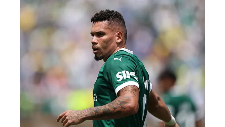 PHILADELPHIA, PENNSYLVANIA - JUNE 28: Paulinho #10 of Palmeiras looks on during the FIFA Club World Cup 2025 round of 16 match between SE Palmeiras and Botafogo FR at Lincoln Financial Field on June 28, 2025 in Philadelphia, Pennsylvania. (Photo by Francois Nel/Getty Images)