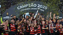 Flamengo ergue a taça da Libertadores 2025 após vencer o Palmeiras em Lima, no Peru - Buda Mendes/Getty Images)