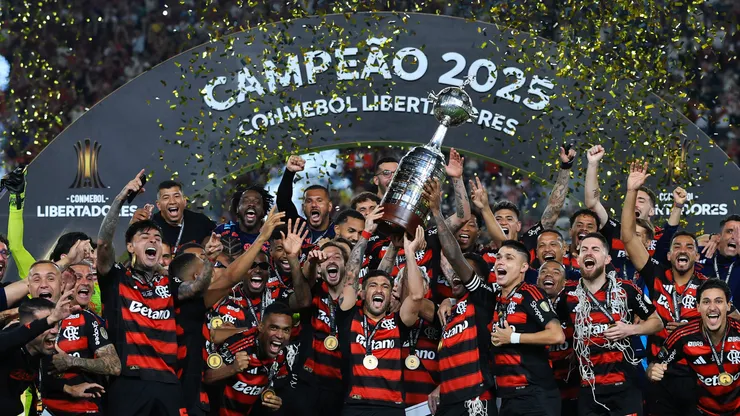 Flamengo ergue a taça da Libertadores 2025 após vencer o Palmeiras em Lima, no Peru - Buda Mendes/Getty Images)