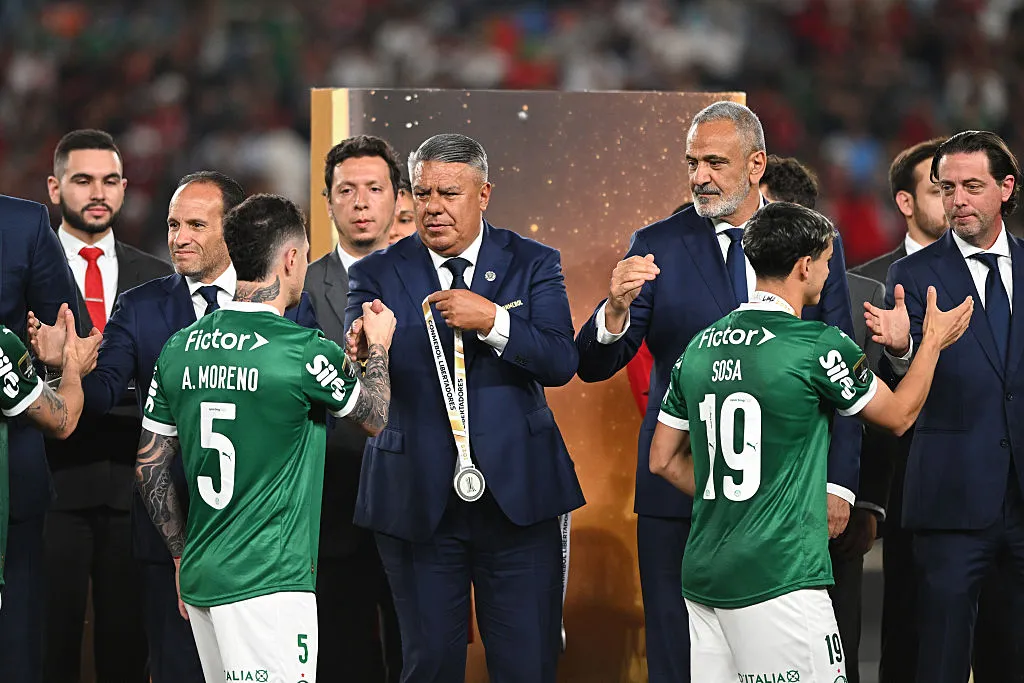 Anibal Moreno, do Palmeiras, recebe medalha de prata