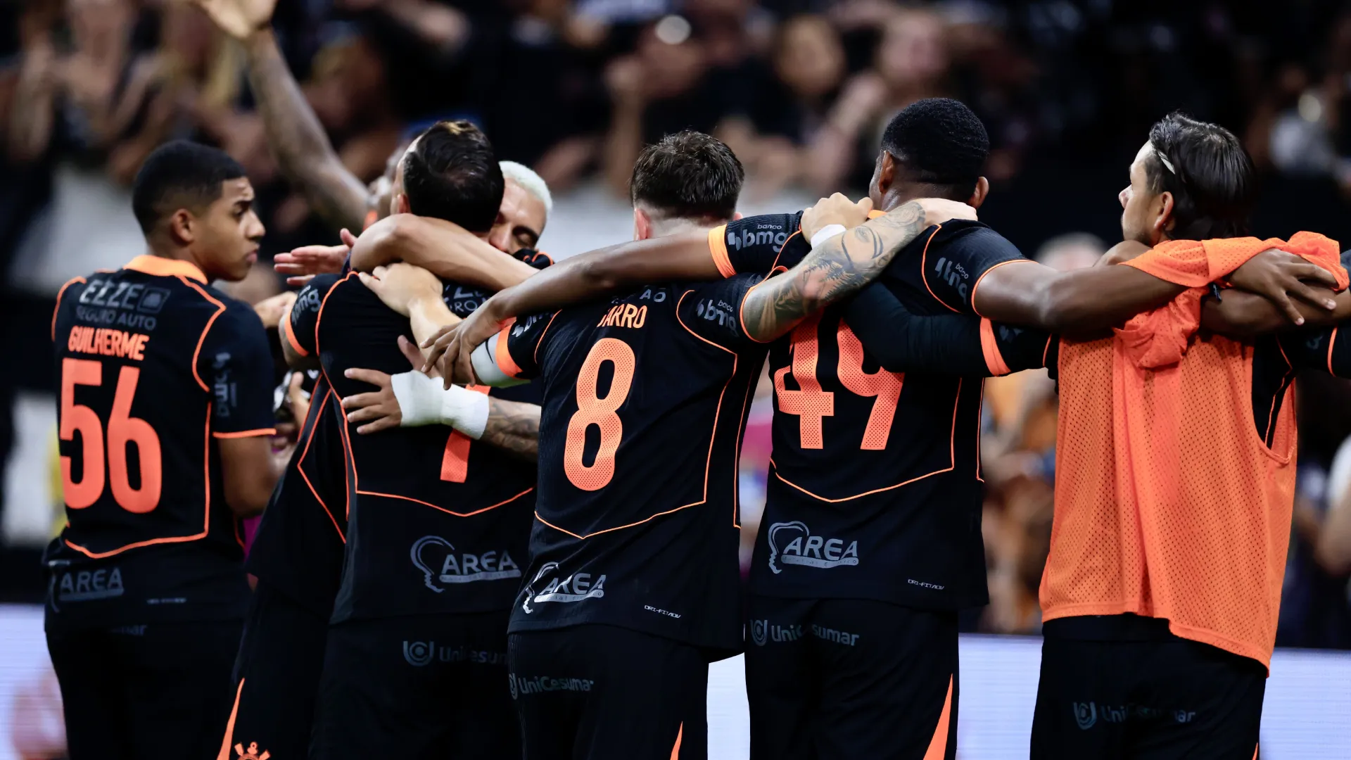 Jogadores do Corinthians comemorando a classificação – Foto: Marcello Zambrana/AGIF