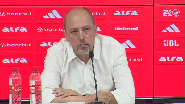 Alessandro Barcellos, presidente do Internacional em entrevista coletiva (Foto: Reprodução / Youtube)