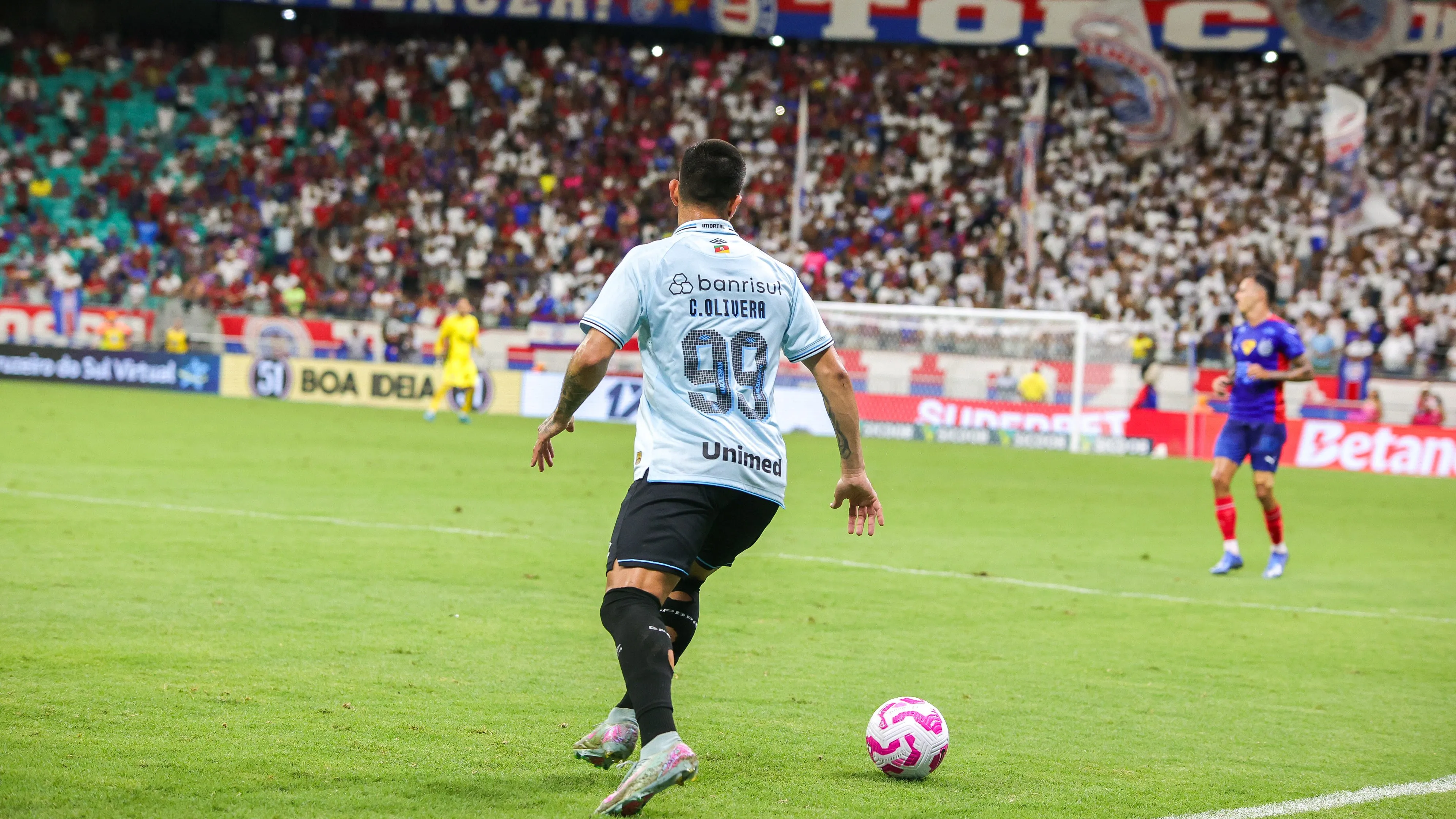 BA – SALVADOR – 19/10/2025 – BRASILEIRO A 2025, BAHIA X GREMIO – Cristian Olivera jogador do Gremio durante partida contra o Bahia no estadio Arena Fonte Nova pelo campeonato Brasileiro A 2025. Foto: Marcio Jose/AGIF