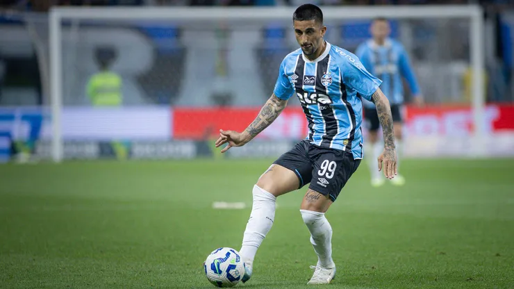 RS - PORTO ALEGRE - 05/11/2025 - BRASILEIRO A 2025, GREMIO X CRUZEIRO - Cristian Olivera jogador do Gremio durante partida contra o Cruzeiro no estadio Arena do Gremio pelo campeonato Brasileiro A 2025. Foto: Maxi Franzoi/AGIF