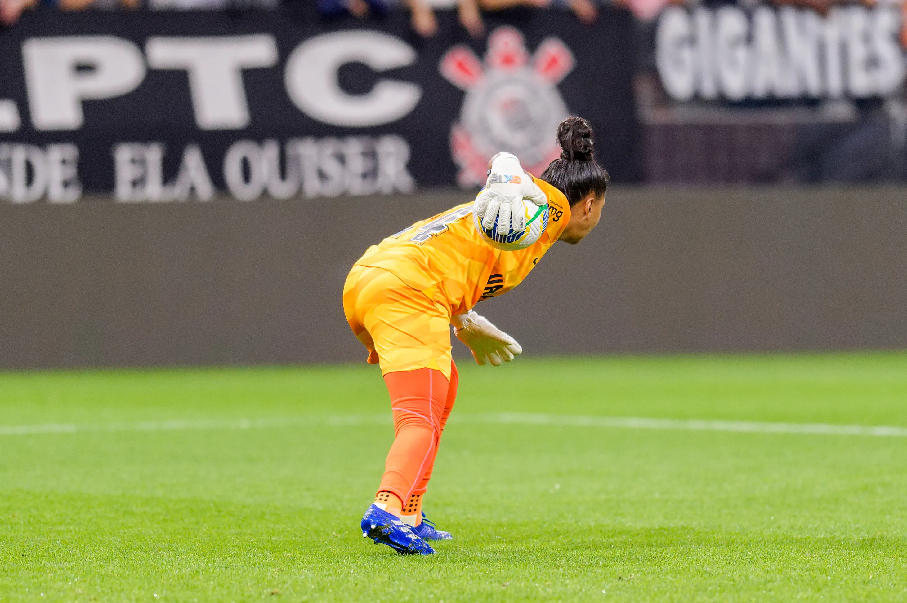 Goleira se despede das Brabas. Foto: Anderson Romão/AGIF