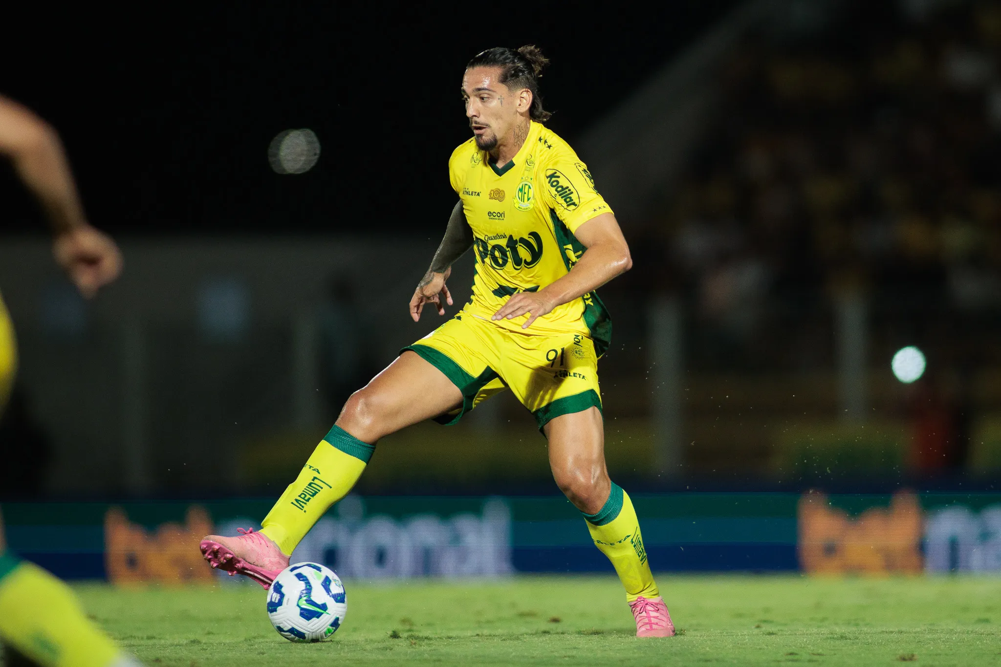 Chico da Costa, do Mirassol, também está no radar do Peixe para reforçar elenco de Vojvoda – Foto: Vinicius Silva/AGIF