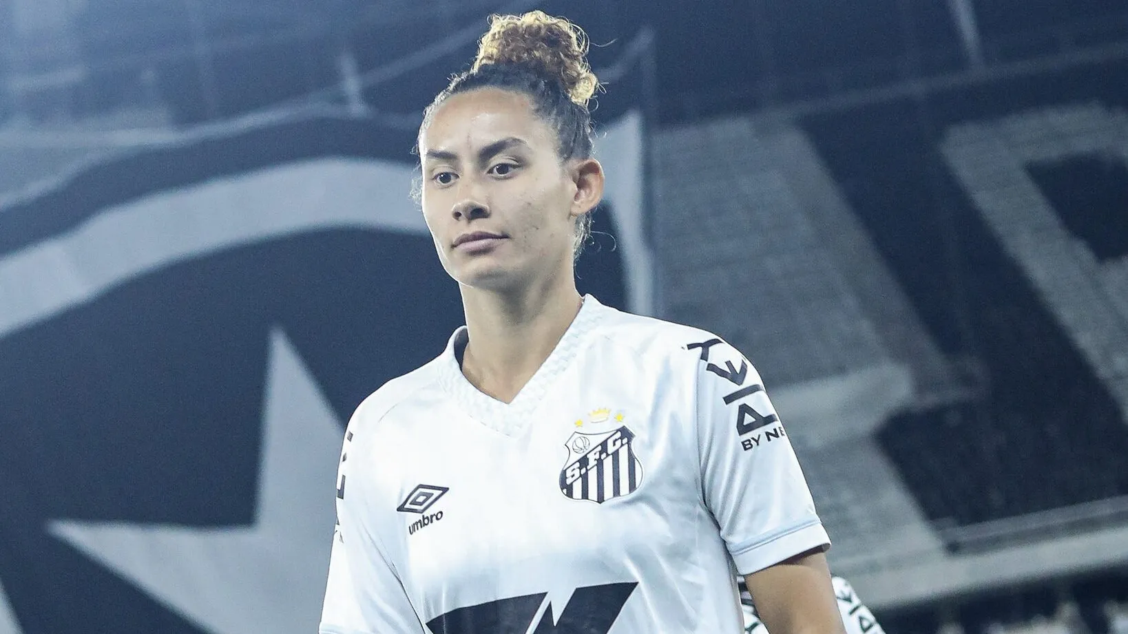 Carol Baiana, atacante do Santos, em campo