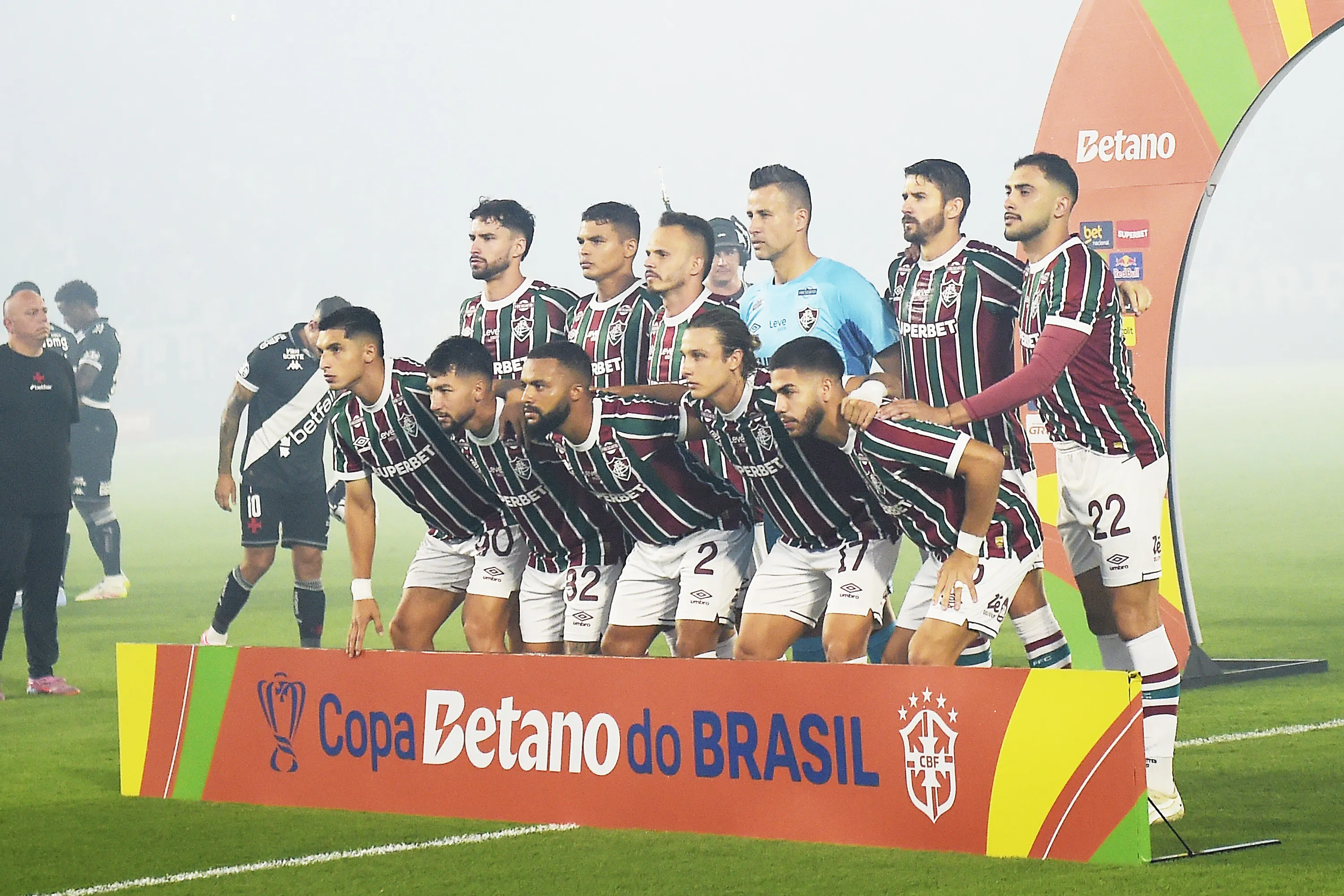 Jogadores do Fluminense posam para foto antes na partida contra Vasco no estadio Maracana. Foto: Alexandre Loureiro/AGIF