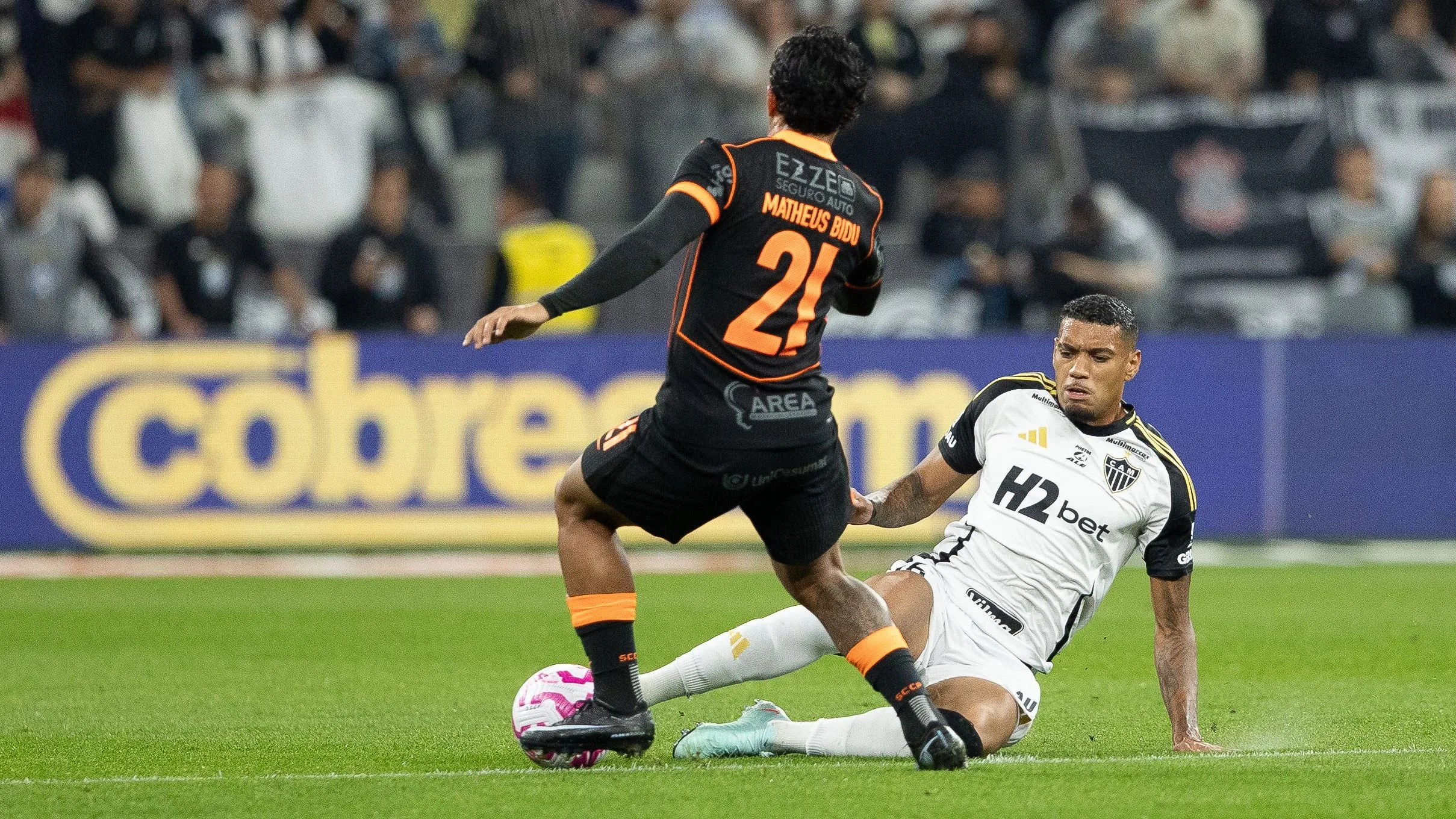 Vitor Hugo em ação pelo Galo – Foto: Joisel Amaral/AGIF