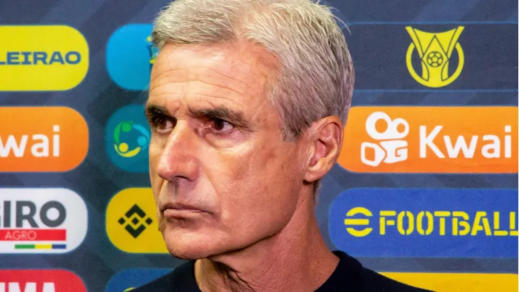 Luís Castro deve receber reforços no Grêmio.