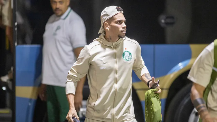 Paulinho jogador do Palmeiras durante chegada da equipe para partida contra o Ceará no estádio Arena Castelão pelo campeonato Copa Do Brasil 2025. Foto: Baggio Rodrigues/AGIF
