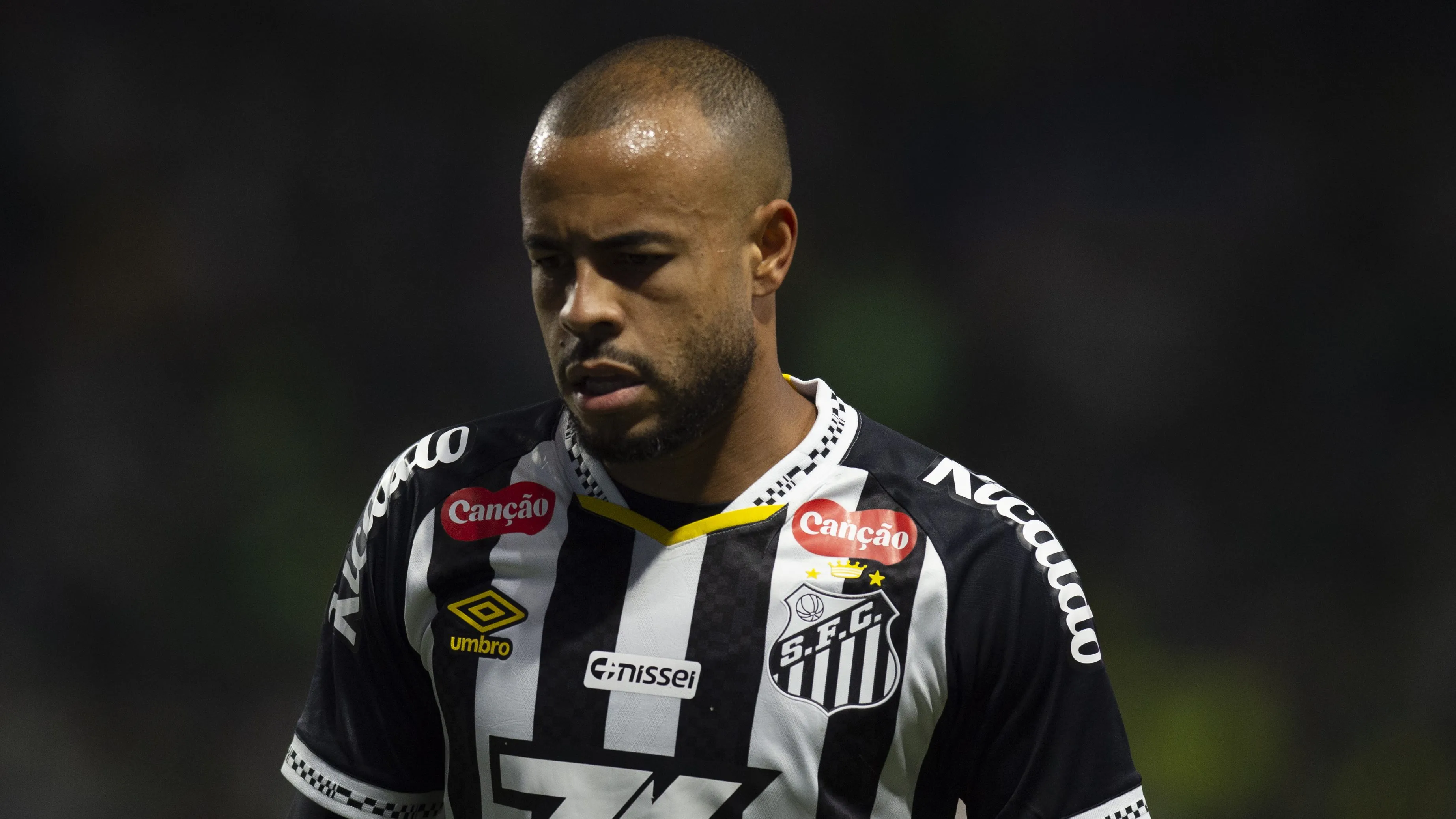 Mayke durante partida válida pelo Campeonato Brasileiro – Foto: Anderson Romao/AGIF