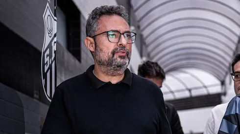 Alexandre Mattos, diretor-executivo do Santos, no CT Rei Pelé