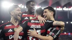 Evertton Araújo comemora gol com jogadores do Flamengo