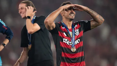 RJ - RIO DE JANEIRO - 03/12/2025 - BRASILEIRO A 2025, FLAMENGO X CEARA - Danilo jogador do Flamengo durante cerimonia de premiacao ao final da partida contra o Ceara no estadio Maracana pela decisao do campeonato Brasileiro A 2025. Foto: Jorge Rodrigues/AGIF