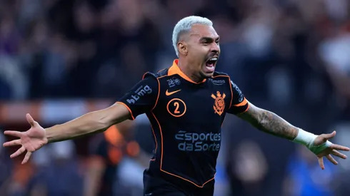 SP - SAO PAULO - 14/12/2025 - COPA DO BRASIL 2025, CORINTHIANS X CRUZEIRO - Matheuzinho jogador do Corinthians comemora vitoria ao final da partida contra o Cruzeiro no estadio Arena Corinthians pelo campeonato Copa Do Brasil 2025. Foto: Marcello Zambrana/AGIF