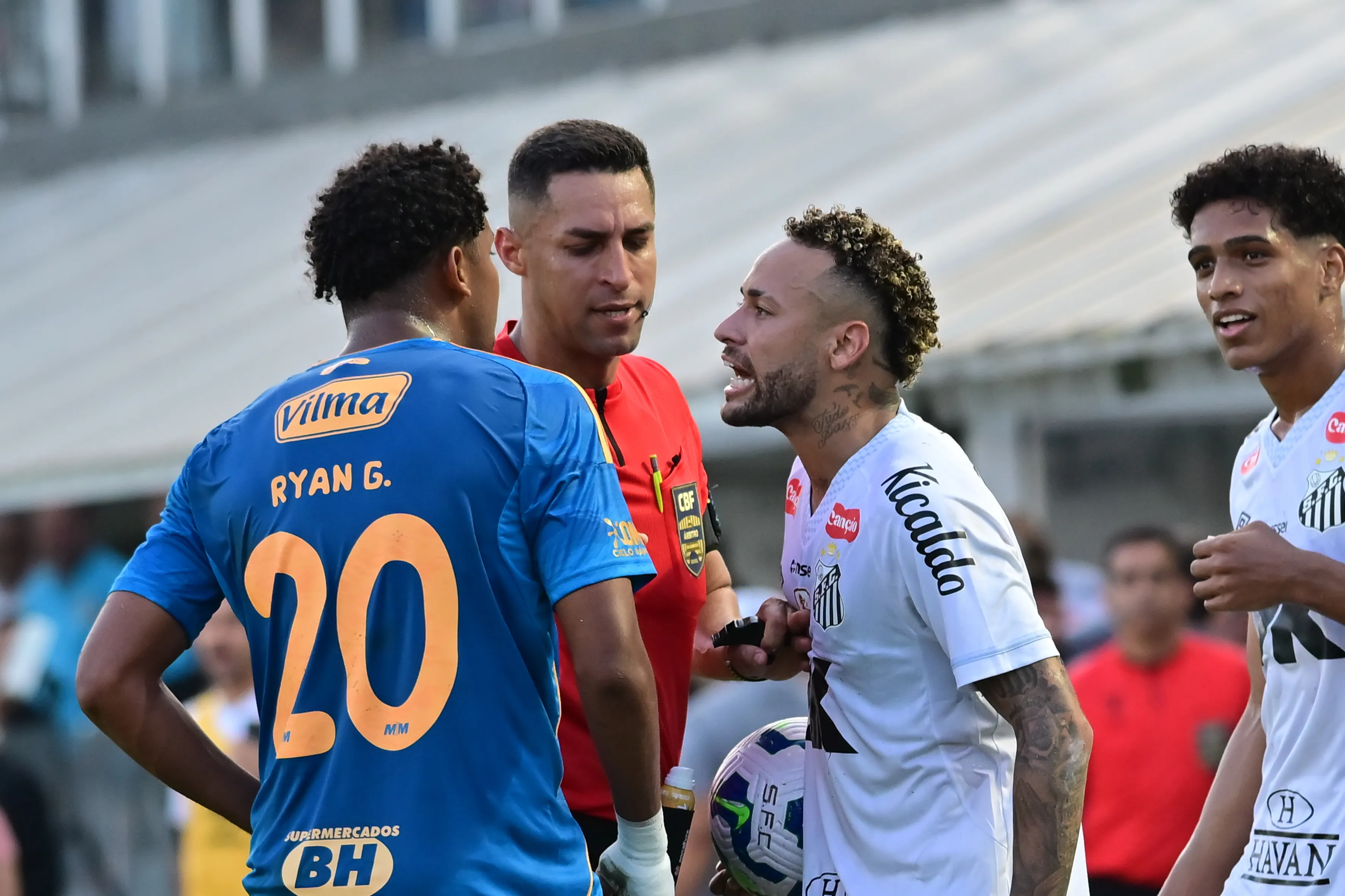 Neymar discutindo com jogador do Cruzeiro – Foto: Jota Erre/AGIF